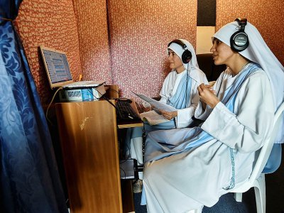 Des soeurs préparent un programme radio sur internet, le 17 juillet 2017 dans un couvent près de Cali, en Colombie - Luis ROBAYO [AFP]