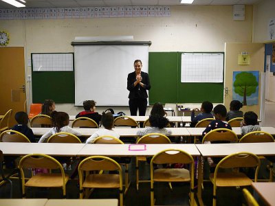 Une enseignante s'adresse à ses élèves dans une école de Corbeil-Essonnes, le 4 septembre 2017 - CHRISTOPHE SIMON [AFP]