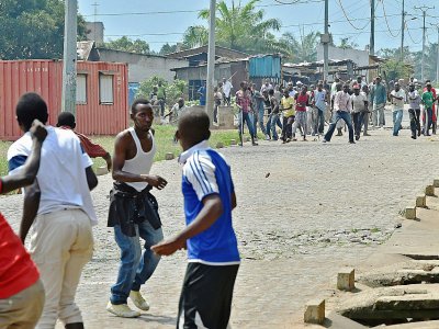 Des manifestants opposés à un troisième mandat du président burundais font face à des membres de Imbonerakure (milice pro-gouvernementale), le 25 maiu 2017 à Bujumbura - CARL DE SOUZA [AFP/Archives]