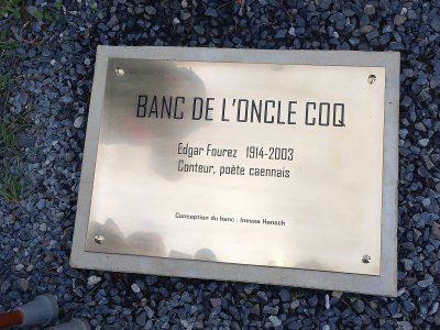 Le banc rend hommage au poète caennais Edgar Fourez. - Tendance Ouest