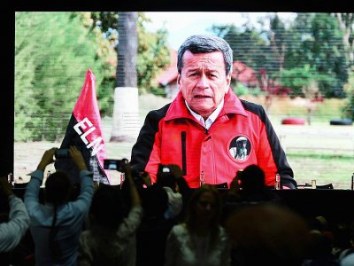 Le dirigeant de la guérilla colombienne de l'ELN, Pablo Beltran, sur une vidéo projetée lors du congrès des Farc, autre guérilla devenue parti politique après la signature d'un accord de paix avec le gouvernement, le 27 août 2017 à Bogota - Raul Arboleda [AFP/Archives]