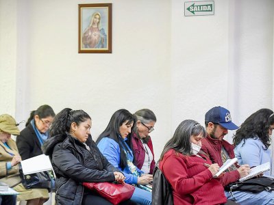 Des catholiques ultra-conservateurs de Colombie écoutent Rafael Arango, le 2 septembre 2017 au siège de la Corporation Bethléem Maison Fraternelle, dans le nord-ouest de Bogota - Raul Arboleda [AFP]
