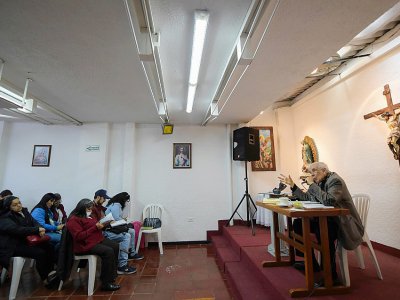 Rafael Arango (D), président de la Corporation Bethléem Maison Fraternelle, étudie la Bible avec des dizaines de croyants, le 2 septembre 2017 dans le nord-ouest de Bogota - Raul Arboleda [AFP]