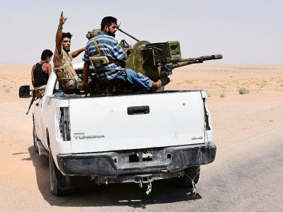 Des membres des forces gouvernementales sont assis à l'arrière d'un pick-up armé à Bir Qabaqib, à plus de 40 km de Deir Ezzor, le 4 septembre 2017 - George OURFALIAN [AFP]