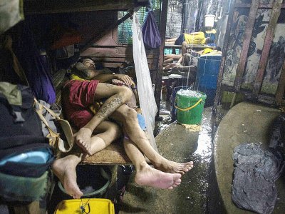 Des détenus dorment dans la prison de Quezon City à Manille le 27 juillet 2017 - NOEL CELIS [AFP]