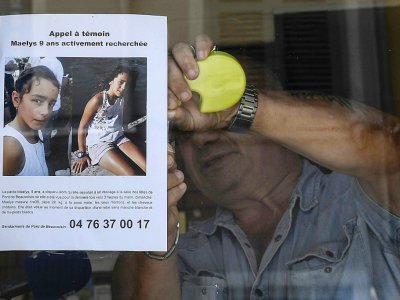 Un commerçant affiche un appel à témoins, le 28 août 2017 à Pont-de-Beauvoisin, en Isère, suite à la disparition de Maëlys - PHILIPPE DESMAZES [AFP/Archives]