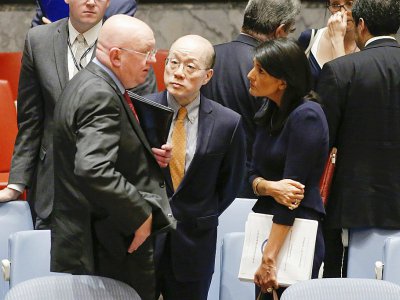 L'ambassadrice des Etats-Unis à l'ONU, Nikki Haley (d) s'entretient avec 
ses homologues russe, Vasily Nebenzya (g) et chinois Liu Jieyi (c) après une réunion du Conseil de sécurité sur la Corée du Nord, le 4 septembre 2017 à New York - KENA BETANCUR [AFP]