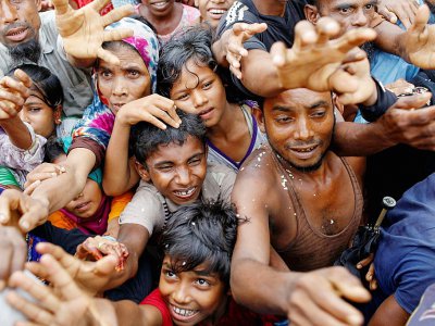 Distribution d'aide à des réfugiés rohingyas ayant fui l'État Rakhine en Birmanie, dans un camp de réfugiés près de Teknaf au Bangladesh, le 5 septembre 2017 - K M Asad [AFP]