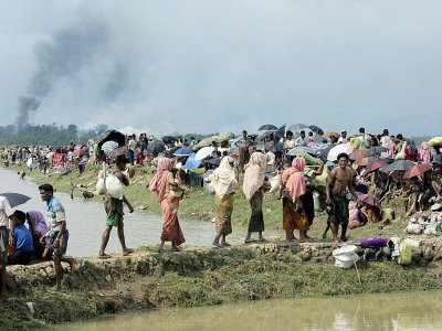 Depuis Ukhia à la frontière avec le Bangladesh, on aperçoit de la fumée s'élèvant probablement d'un village en feu dans l'État Rakhine en Birmanie, le 4 septembre 2017 - K.M. ASAD [AFP]