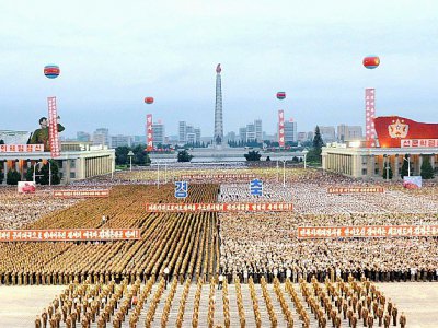 Photo fournie le 6 septembre 2017 par l'agence officielle nord-coréenne KCNA montrant un énorme rassemblement à Pyongyang pour célébrer le sixième test nucléaire du pays - STR [KCNA VIS KNS/AFP]