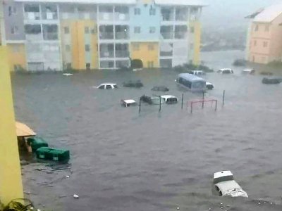 Photo du compte Twitter de RCI.fm montrant une rue inondée à Saint-Marin, île franco-néerlandaise dans les Caraïbes, le 6 septembre 2017 - Rinsy XIENG [TWITTER/AFP]