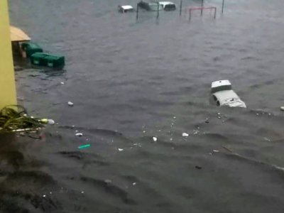 Photo publiée le 6 septembre 2017 sur le compte twitter RCI.fm montrant des inondations à Saint-Martin, île franco-néerlandaise dans les Caraïbes - Rinsy XIENG [TWITTER/AFP]