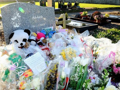 Des fleurs et des peluches, le 14 décembre 2013, sur la tombe de la petite Adelaïde retrouvée morte sur la plage de Berck-sur-Mer en novembre 2013 - PHILIPPE HUGUEN [AFP/Archives]