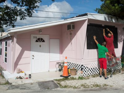 Des habitants protègent leur maison de l'ouragan Irma à Miami, en Floride, le 8 septembre 2017 - SAUL LOEB [AFP]