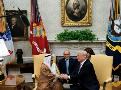 L'émir koweïtien cheikh Sabah al-Ahmad Al-Sabah et le président américain Donald Trump, le 7 septembre 2017 dans le Bureau Oval de la Maison Blanche, à Washington - Brendan Smialowski [AFP]