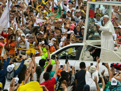 Le pape salue la foule depuis sa papamobile à son arrivée à Villavicencio, le 8 septembre 2017 en Colombie - Luis Acosta [AFP]