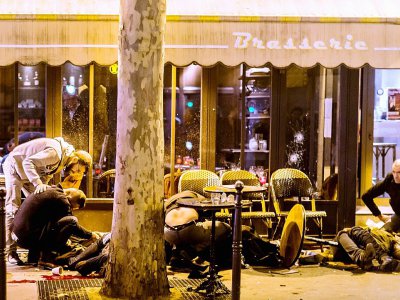 Des personnes à terre à la terrasse du café "à la bonne bière" à Paris le 13 novembre 2015 - Anthony DORFMANN [AFP/Archives]