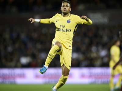 L'attaquant vedette du PSG Neymar saute de joie après avoir inscrit un but face à Metz au stade Saint-Symphorien, le 8 septembre 2017 - Jean-Christophe VERHAEGEN [AFP]
