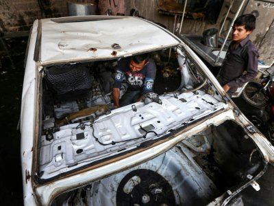 Un mécanicien répare un véhicule endommagé par les combats, le 6 septembre 2017 à Mossoul-Est, en Irak - SAFIN HAMED [AFP]