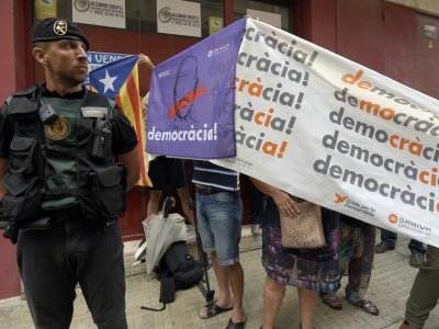 Manifestation des partisans de l'indépendance de la Catalogne contre des perquisitions policières dans le siège du journal "El Vallenc" à Valls, en Espagne, le 9 septembre 2017 - Lluis GENE [AFP]