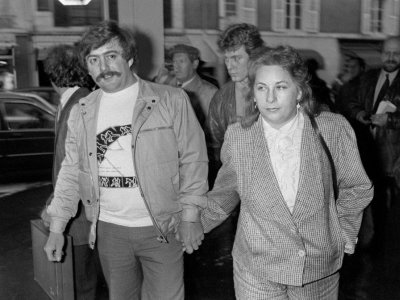 Bernard Laroche et son épouse Marie-Ange Laroche arrivent au Palais de Justice d'Epinal, le 25 mars 1985 - JULIO PELAEZ [AFP/Archives]