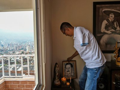 Un portrait de Pablo Escobar, baron de la drogue et "saint patron" dans un appartement duqquartier pauvre et catholique Medellin, en Colombie, le 8 septembre 2017 - Raul Arboleda [AFP]