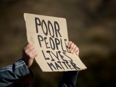 Manifestation pour les logements abordables pour les pauvres au Cap, le 11 juillet 2017 - RODGER BOSCH [AFP]