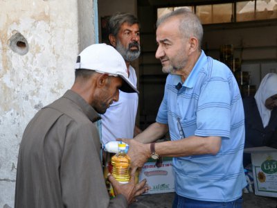 Des habitants de Deir Ezzor, en Syrie, reçoivent de l'aide alimentaire le 8 septembre 2017 - STRINGER [AFP]