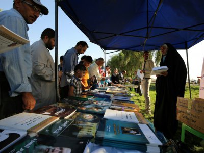 Des Irakiens au festival du livre à Badgdad, en Irak, le 9 septembre 2017 - SABAH ARAR [AFP]