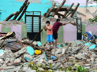 Des habitants de Juchitan de Zaragoza au milieu des décombres de leur maison détruite par un séisme de magnitude 8.2, le 10 septembre 2017 au Mexique - RONALDO SCHEMIDT [AFP]