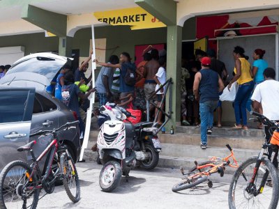 Des gens pillent un magasin le 7 septembre 2017 dans Quartier-d'Orleans à Saint-Martin après la passage d'Irma - Lionel CHAMOISEAU [AFP/Archives]