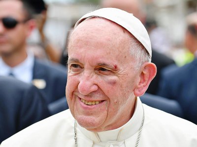 Le pape François, qui a un hématome après s'être cogné contre la paroi vitrée de sa papamobile, rencontre les fidèles à Carthagène le 10 septembre 2017 - Alberto PIZZOLI [AFP]