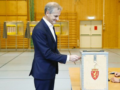 Le chef du Parti travailliste Jonas Gahr Store vote à Oslo le 10 septembre 2017 - Terje PEDERSEN [NTB Scanpix/AFP/Archives]