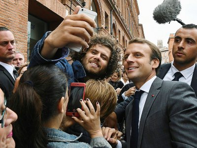 Le président Emmanuel Macron au milieu de la foule à Toulouse, le 11 septembre 2017 - PASCAL PAVANI [AFP]