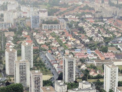 Le président français, Emmanuel Macron, veut "une production massive" de logements neufs en quelques années. Ici, une vue aérienne de La Courneuve, en banlieue parisienne, le 14 juillet 2010 - JACQUES DEMARTHON [AFP/Archives]