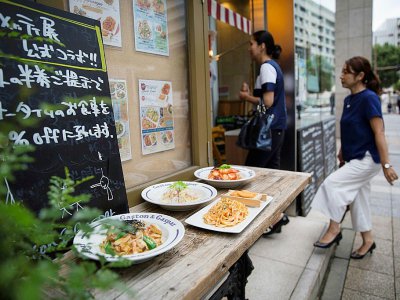 Des reproductions des mets à déguster exposées devant un restaurant à Tokyo le 4 septembre 2017 - Behrouz MEHRI [AFP]