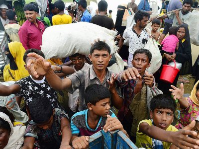 Des réfugiés Rohingyas attendent une aide humanitaire à Teknaf au Bangladesh le 12 septembre 2017 - MUNIR UZ ZAMAN [AFP]