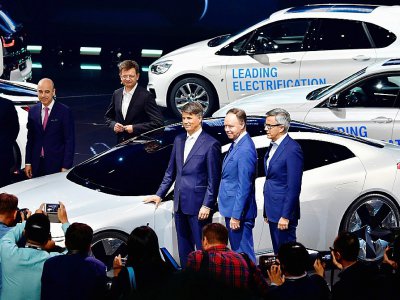 Le président du constructeur allemand BMW Harald Krueger pose devant une voiture I Vision Dynamics au salon de Francfort le 12 septembre 2017 - Tobias SCHWARZ [AFP]