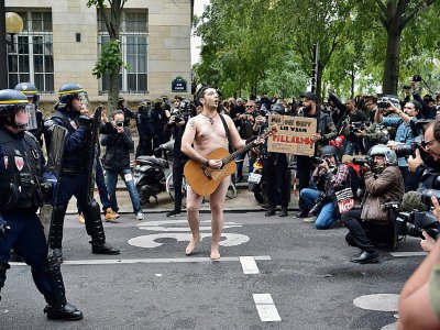 Un guitariste nu fait face à la police lors de la manifestation parisienne contre la loi travail, le 12 septembre. - CHRISTOPHE ARCHAMBAULT [AFP]