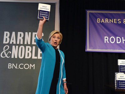 Hillary Clinton présente son livre "What Happened" ("Ça s'est passé comme ça") à New York, le 12 septembre 2017 - TIMOTHY A. CLARY [AFP]