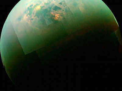 Image de la Nasa obtenue par la sonde Cassini et diffusée le 31 octobre 2014 montrant des brillances au-dessus des régions polaire de Titan - Handout [NASA/AFP/Archives]