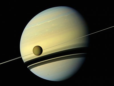 Titan et Saturne pris par la sonde Cassini le 31 août 2012 - HO [NASA/AFP/Archives]