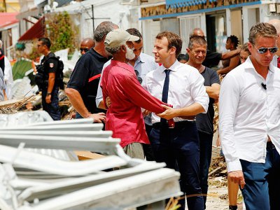 Le président Emmanuel Macron parle avec un habitant de Saint-Martin, île sinistrée après le passage de l'ouragan Irma, le 12 septembre 2017 - Christophe Ena [POOL/AFP]