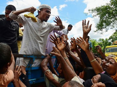 Des réfugiés rohingyas tendent la main pour obtenir de la nourriture, le 14 septembre 2017 dans le camp d'Ukhia, au Bangladesh - MUNIR UZ ZAMAN [AFP]