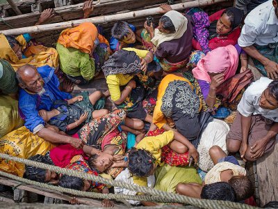 Des réfugiés rohingyas de Birmanie arrivent par bateau à Shah Parir Dwip, le 12 septembre 2017 au Bangladesh - Adib Chowdhury [AFP]