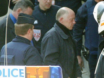 Patrick Henry (c) arrive au tribunal correctionnel de Caen, le 16 avril 2003 - ROBERT FRANCOIS [AFP/Archives]