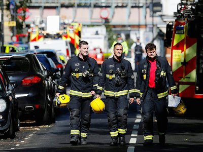 Des pompiers après leur intervention suite à un attentat dans le métro de Londres, le 15 septembre 2017 - Adrian DENNIS [AFP]