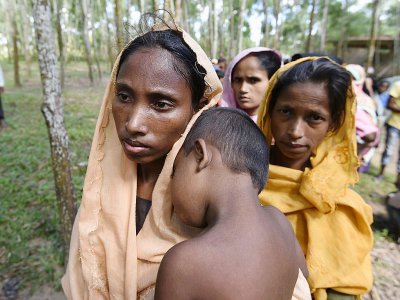 Des réfufiés Rohingyas attendent leur tour pour recevoir de l'aide humanitaire dans le camp de Balukhali, au Bangladesh, le 15 septembre 2017. - DOMINIQUE FAGET [AFP]