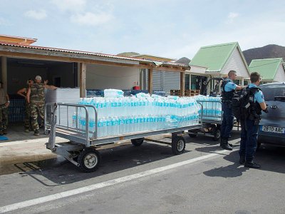 Des gendarmes préparent une distribution d'eau sur l'aéroport de Grand Case sur l'ile de Saint-Martin, le 14 septembre 2017 - Helene Valenzuela [AFP]