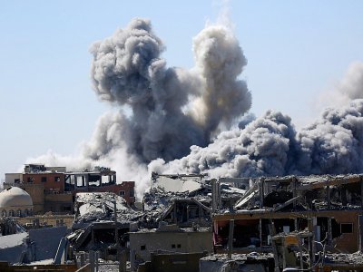 De la fumée au-dessus de la ville de Raqa lors de combats entre les Forces démocratiques syriennes (FDS) et les jihadistes de l'EI, le 3 septembre 2017 - DELIL SOULEIMAN [AFP]